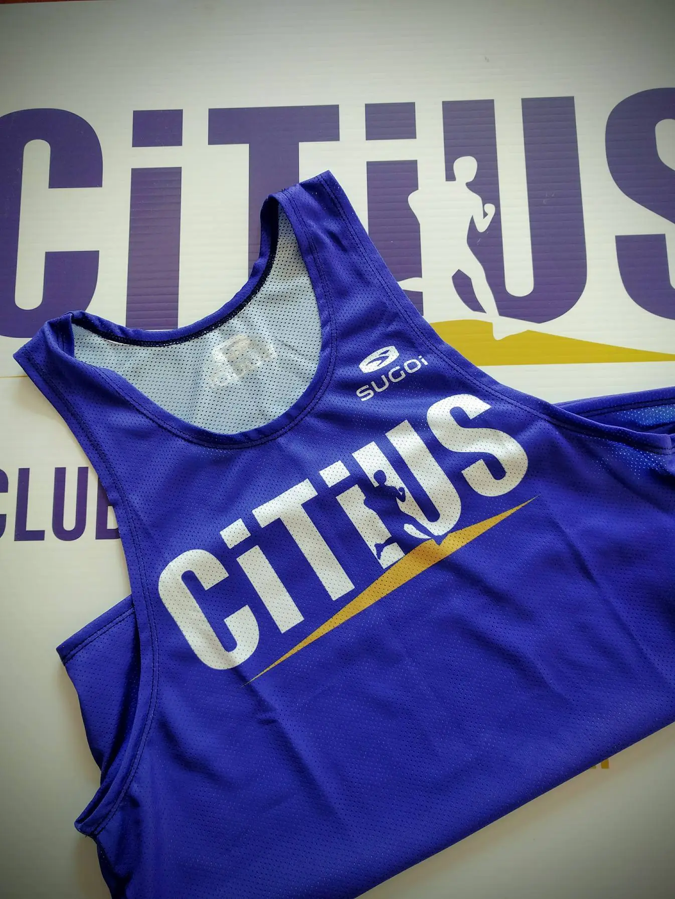 Camisole de course violette avec le logo Citius.