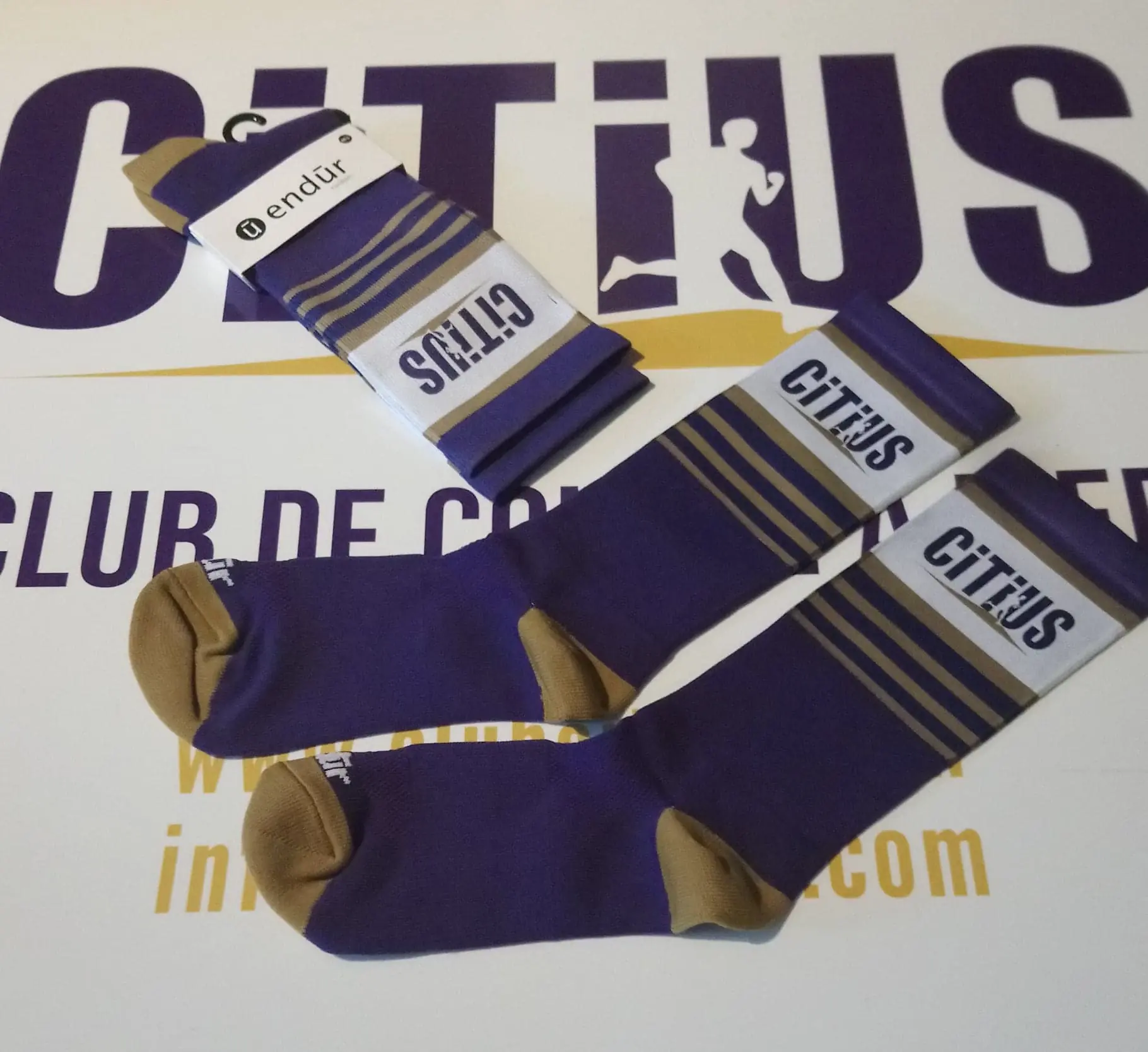 Chaussettes aux couleurs violette, blanche et or du Club Citius.
